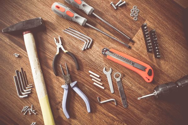 Poradnik dla domowych majsterkowiczów: Kluczowe narzędzia w każdym garażu